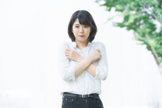 冷え性の女性の写真